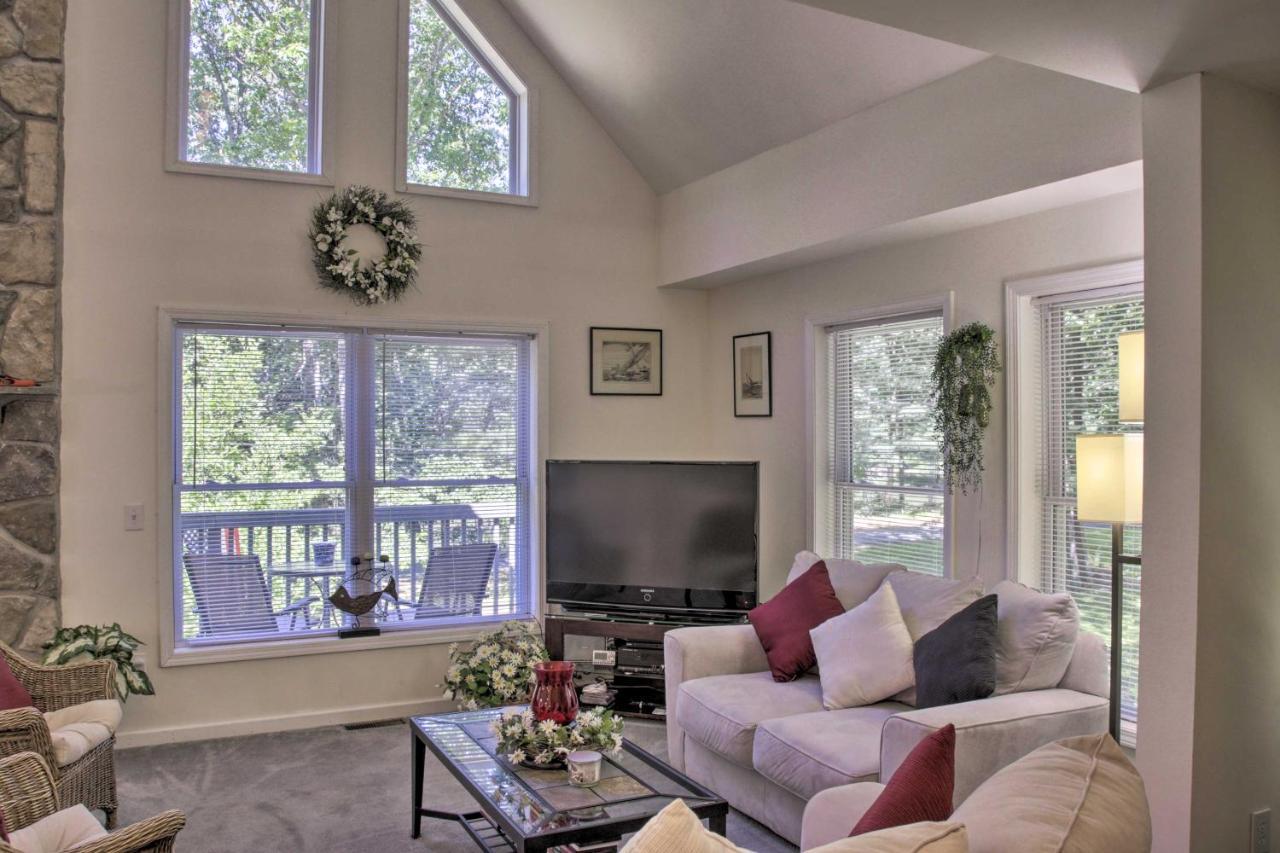 Spacious Home With Deck, Grill And Delaware River View Callicoon Bagian luar foto