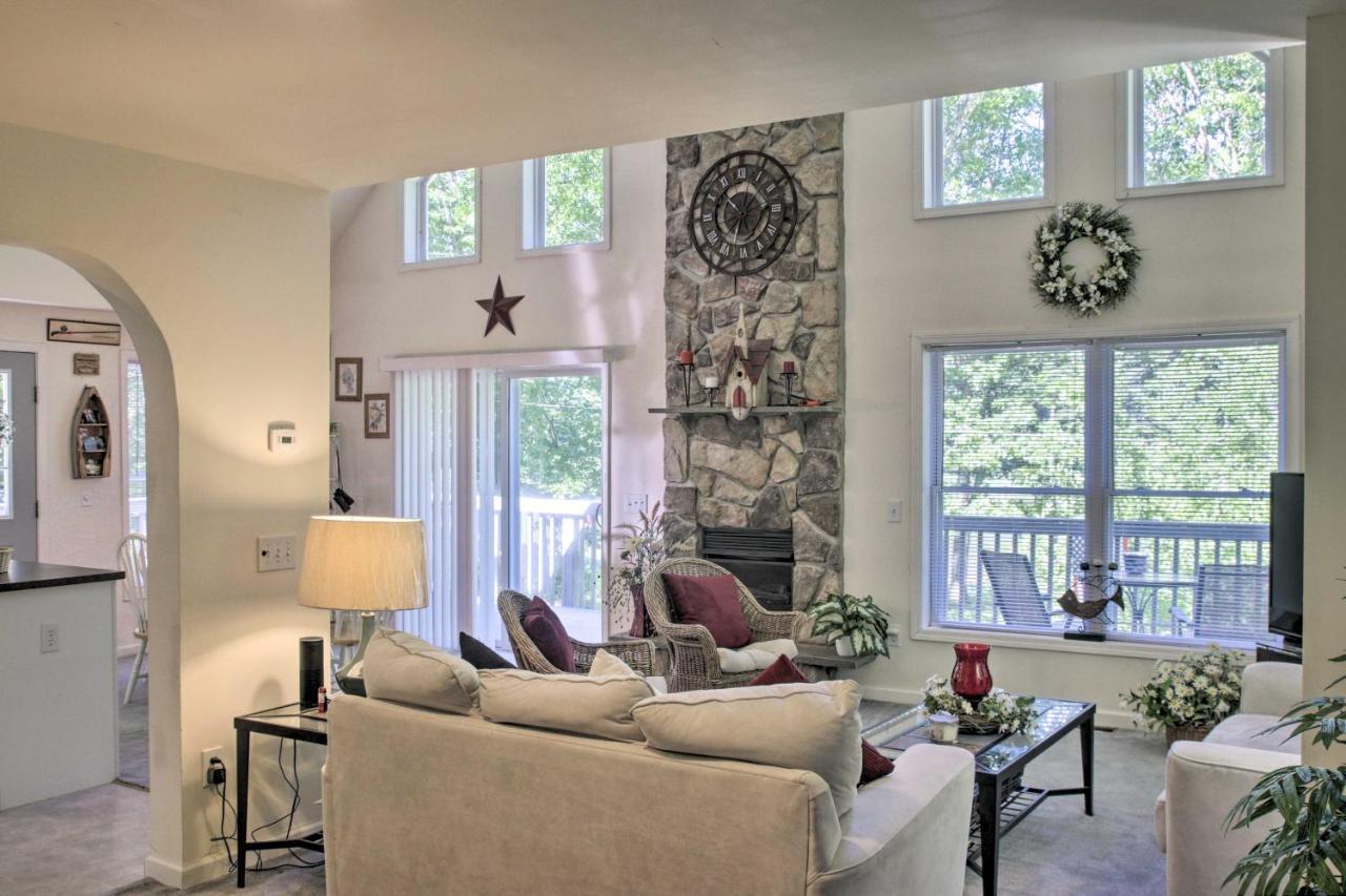 Spacious Home With Deck, Grill And Delaware River View Callicoon Bagian luar foto